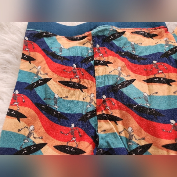 William & Ryan Skelly Pajamas (5/6y) and Triple Layer Blanket - Picture 5 of 8